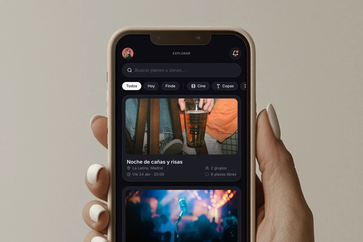 Mano sosteniendo un móvil con un plan abierto en la app