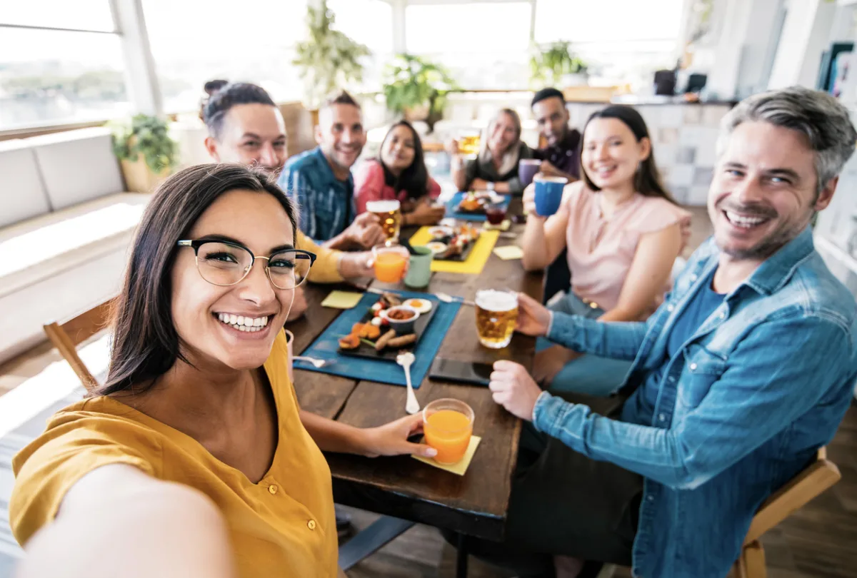 Dos grupos de amigos quedando en un bar tras conocerse en Preparties